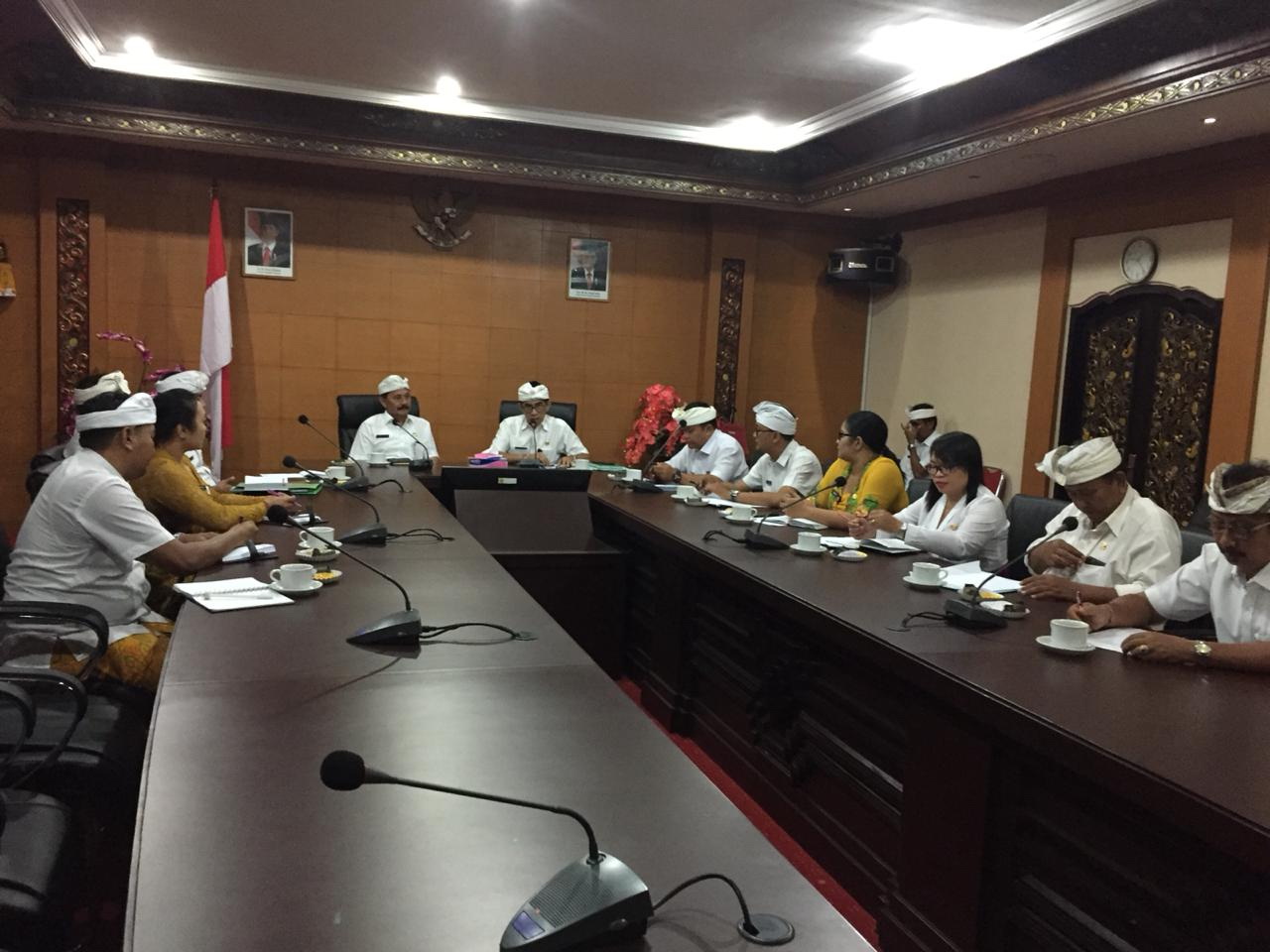 PEMBINAAN PELAYANAN PUBLIK  PADA BADAN PENDAPATAN DAERAH KOTA DENPASAR
